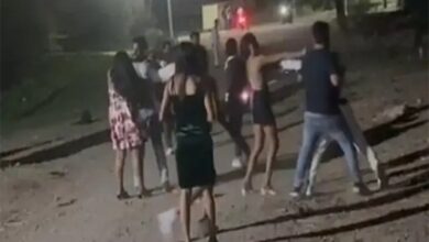 रायपुर में युवक-युवतियों के बीच मारपीट