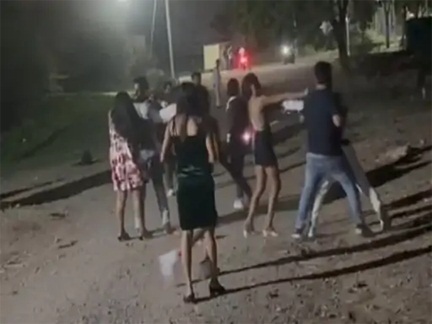 रायपुर में युवक-युवतियों के बीच मारपीट रायपुर में युवक-युवतियों के बीच मारपीट