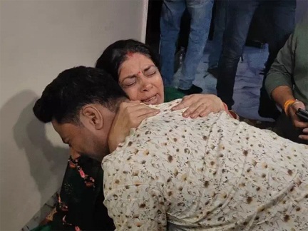 सोनम रघुवंशी का भाई गोविंद राजा रघुवंशी के घर पहुंचा, बोला- बहन से रिश्ता तोड़ा, वो दोषी तो फांसी हो सोनम रघुवंशी का भाई गोविंद राजा रघुवंशी के घर पहुंचा, बोला- बहन से रिश्ता तोड़ा, वो दोषी तो फांसी हो
