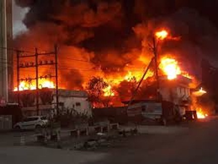 गद्दा फैक्ट्री में लगी भीषण आग, एक की मौत गद्दा फैक्ट्री में लगी भीषण आग, एक की मौत