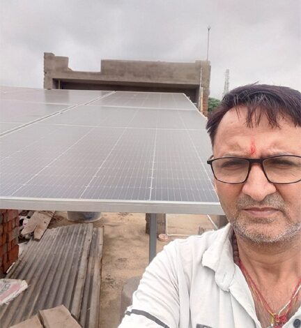 छत पर बनाए खुद के बिजलीघर से गणेश चंद शर्मा का घर हुआ रोशन
