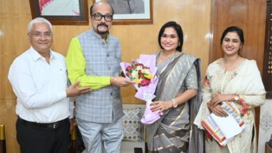 राज्यपाल डेका से छत्तीसगढ़ राज्य केश शिल्प कल्याण बोर्ड की अध्यक्ष ने की सौजन्य भेंट