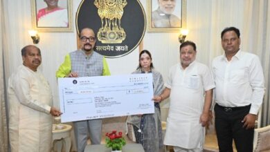 राज्यपाल डेका ने पहलगाम आतंकी हमले में जान गंवाने वाले स्वर्गीय अग्रवाल के परिजनों को दी 2 लाख रूपये की सहायता राशि