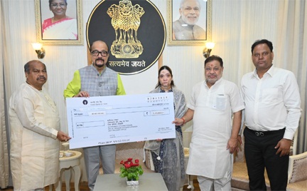 राज्यपाल डेका ने पहलगाम आतंकी हमले में जान गंवाने वाले स्वर्गीय अग्रवाल के परिजनों को दी 2 लाख रूपये की सहायता राशि राज्यपाल डेका ने पहलगाम आतंकी हमले में जान गंवाने वाले स्वर्गीय अग्रवाल के परिजनों को दी 2 लाख रूपये की सहायता राशि