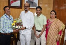 राज्यपाल डेका से भिलाई स्टील प्लांट के डीजीएम ने सौजन्य भेंट की