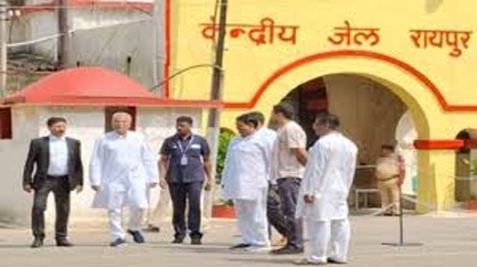 लखमा-भाटिया से मिलने जेल पहुंचे भूपेश बघेल लखमा-भाटिया से मिलने जेल पहुंचे भूपेश बघेल