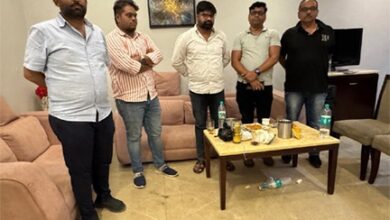 होटल पैट्रिशियन के कमरा नंबर 2008 से पांच युवक व दो युवती गिरफ्तार