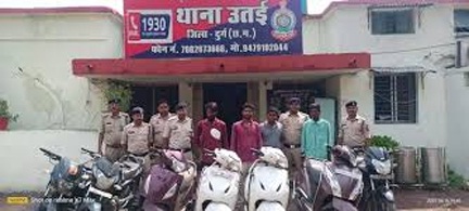 7 चोरी की मोटरसायकिल के साथ चार गिरफ्तार 7 चोरी की मोटरसायकिल के साथ चार गिरफ्तार
