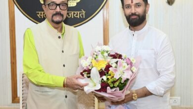 राज्यपाल डेका से केंद्रीय खाद्य प्रसंस्करण उद्योग मंत्री पासवान ने की सौजन्य भेंट