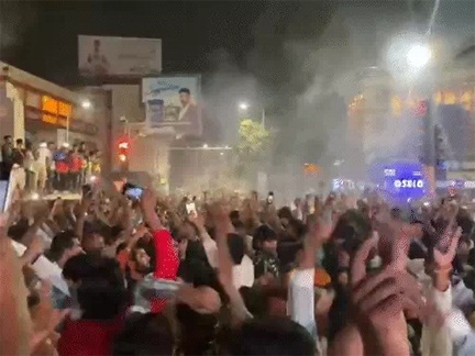 रायपुर में जय स्तंभ चौक पर देर रात जमकर थिरके क्रिकेट फैंस रायपुर में जय स्तंभ चौक पर देर रात जमकर थिरके क्रिकेट फैंस