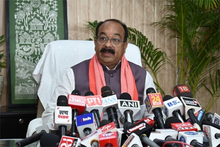 उप मुख्यमंत्री अरुण साव ने कैबिनेट की बैठक में लिए गए निर्णयों की जानकारी दी उप मुख्यमंत्री अरुण साव ने कैबिनेट की बैठक में लिए गए निर्णयों की जानकारी दी