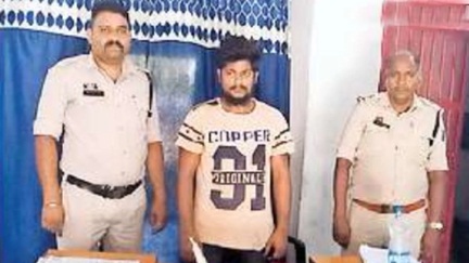 आरोपी ने लड़की के पिता को भेजी अश्लील फोटो,पुलिस ने धर दबोचा; तलवार भी की जब्त आरोपी ने लड़की के पिता को भेजी अश्लील फोटो,पुलिस ने धर दबोचा; तलवार भी की जब्त