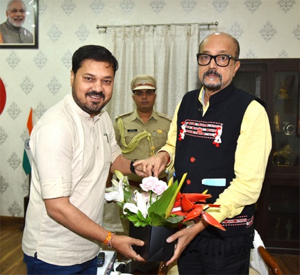राज्यपाल डेका से विधायक शर्मा ने सौजन्य भेंट की राज्यपाल डेका से विधायक शर्मा ने सौजन्य भेंट की