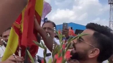 आईपीएल चैंपियन आरसीबी बेंगलुरु पहुंची,एयरपोर्ट पर आतिशी स्वागत