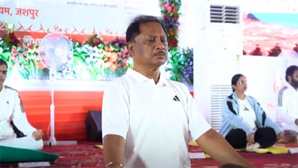 सीएम विष्णुदेव साय ने किया योगाभ्यास सीएम विष्णुदेव साय ने किया योगाभ्यास