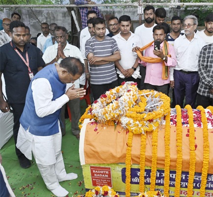 मुख्यमंत्री विष्णु देव साय ने शहीद एएसपी आकाश राव गिरपुंजे के निवास पहुंचकर दी श्रद्धांजलि मुख्यमंत्री विष्णु देव साय ने शहीद एएसपी आकाश राव गिरपुंजे के निवास पहुंचकर दी श्रद्धांजलि
