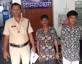 मेकाहारा अस्पताल से मोबाईल फोन एवं नगदी रकम चोरी करने वाले 02 आरोपी गिरफ्तार
