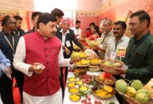 मुख्यमंत्री डॉ. यादव ने बॉम्बे ग्रीन और मणि प्रभा किस्म का स्वाद चख कर “आम महोत्सव” का किया शुभारंभ