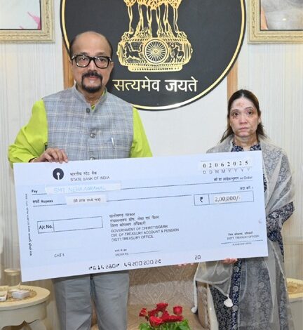 राज्यपाल डेका ने पहलगाम आतंकी हमले में जान गंवाने वाले स्वर्गीय अग्रवाल के परिजनों को दी सहायता राशि राज्यपाल डेका ने पहलगाम आतंकी हमले में जान गंवाने वाले स्वर्गीय अग्रवाल के परिजनों को दी सहायता राशि