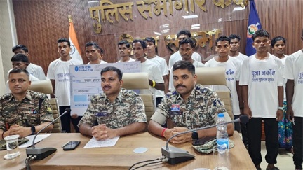 दो हार्डकोर समेत 16 माओवादियों ने किया सरेंडर दो हार्डकोर समेत 16 माओवादियों ने किया सरेंडर