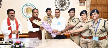 मुख्यमंत्री विष्णु देव साय से राज्य पुलिस सेवा अधिकारियों ने की सौजन्य भेंट मुख्यमंत्री विष्णु देव साय से राज्य पुलिस सेवा अधिकारियों ने की सौजन्य भेंट