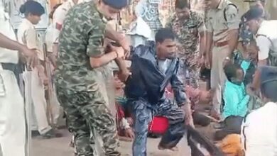 रायपुर में ​​​​​दिव्यांगों को घसीटकर ले गई पुलिस