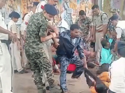 रायपुर में दिव्यांगों को घसीटकर ले गई पुलिस रायपुर में दिव्यांगों को घसीटकर ले गई पुलिस