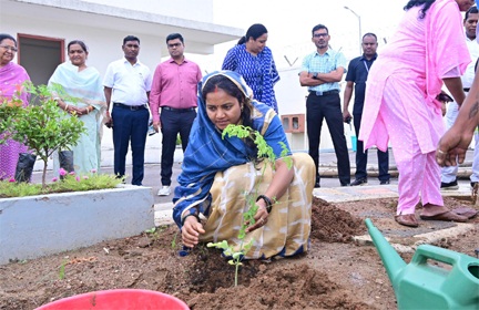 मंत्री लक्ष्मी राजवाड़े ने ‘मोर गोठ ल सुनगा, हर घर मुनगा अभियान’ का किया शुभारंभ
