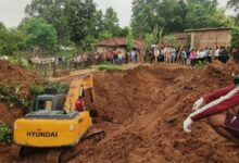 कुआं धंसने से मलबे में दबे तीन लोग