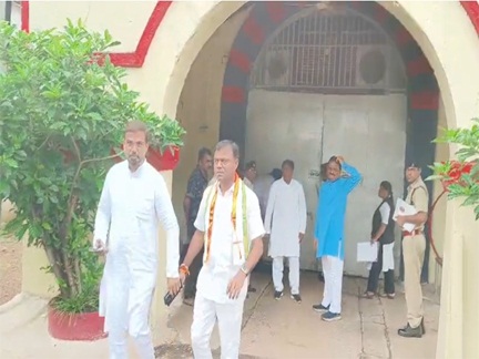 कवासी-चैतन्य से मुलाकात करने जेल पहुंचे पीसीसी अध्यक्ष कवासी-चैतन्य से मुलाकात करने जेल पहुंचे पीसीसी अध्यक्ष
