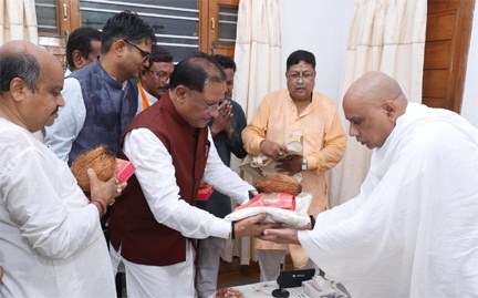 मुख्यमंत्री विष्णु देव साय गुरु पूर्णिमा के अवसर पर रायगढ़ जिले के ग्राम बनोरा स्थित अघोर गुरुपीठ में गुरु दर्शन के लिए पहुंचे मुख्यमंत्री विष्णु देव साय गुरु पूर्णिमा के अवसर पर रायगढ़ जिले के ग्राम बनोरा स्थित अघोर गुरुपीठ में गुरु दर्शन के लिए पहुंचे