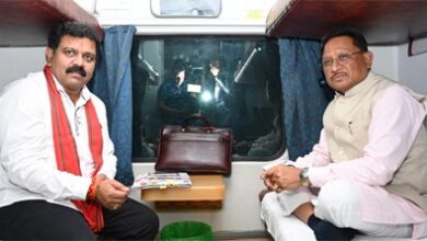 मुख्यमंत्री विष्णुदेव साय, गृहमंत्री और सांसद की ट्रेन की सवारी