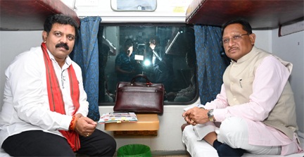 मुख्यमंत्री विष्णुदेव साय, गृहमंत्री और सांसद की ट्रेन की सवारी मुख्यमंत्री विष्णुदेव साय, गृहमंत्री और सांसद की ट्रेन की सवारी
