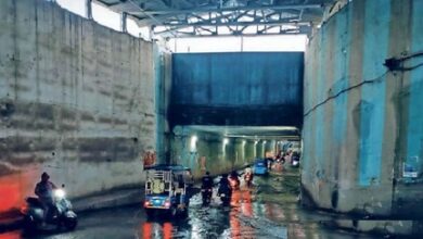 कंक्रीट जोड़ से गिर रहा गंदा पानी कंक्रीट जोड़ से गिर रहा गंदा पानी