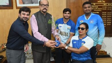 राज्यपाल डेका से भारतीय पैरा डोंगी एथलीट खिलाड़ियों ने की भेंट