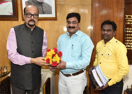 राज्यपाल डेका से गेंड़ी लोक नृत्य कलाकार ने की भेंट राज्यपाल डेका से गेंड़ी लोक नृत्य कलाकार ने की भेंट