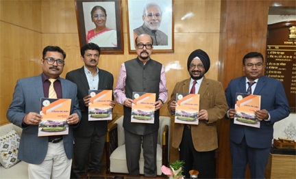 राज्यपाल डेका को लोकायुक्त ने सौंपा वार्षिक प्रतिवेदन राज्यपाल डेका को लोकायुक्त ने सौंपा वार्षिक प्रतिवेदन