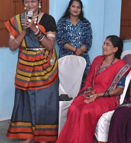 हाईवा जैसी भारी वाहनों को आसानी से ऑपरेट करती है जेसीबी दीदी