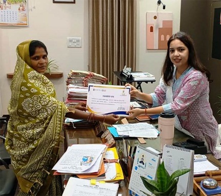 लखपति दीदी को किया गया सम्मानित लखपति दीदी को किया गया सम्मानित