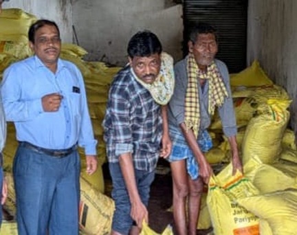 सहकारी समितियों के माध्यम से किसानों को मिल रहा खाद और बीज सहकारी समितियों के माध्यम से किसानों को मिल रहा खाद और बीज