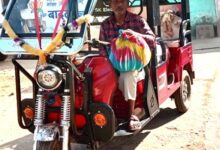 गंगा बाई ने ई-रिक्शा खरीदकर बदली परिवार की तस्वीर