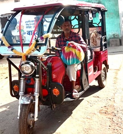 गंगा बाई ने ई-रिक्शा खरीदकर बदली परिवार की तस्वीर गंगा बाई ने ई-रिक्शा खरीदकर बदली परिवार की तस्वीर