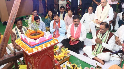 मुख्यमंत्री निवास में हरेली उत्सव: साय ने गौरी-गणेश, नवग्रह की पूजा कर भगवान शिव का किया अभिषेक मुख्यमंत्री निवास में हरेली उत्सव: साय ने गौरी-गणेश, नवग्रह की पूजा कर भगवान शिव का किया अभिषेक