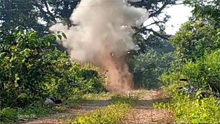 बीजापुर में आईडी ब्लास्ट से तीन ग्रामीण घायल बीजापुर में आईडी ब्लास्ट से तीन ग्रामीण घायल