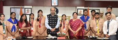 राज्यपाल से मिले हाई स्कूल के विद्यार्थी