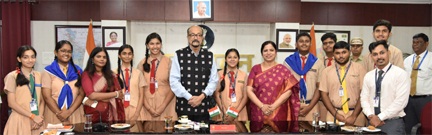राज्यपाल से मिले हाई स्कूल के विद्यार्थी