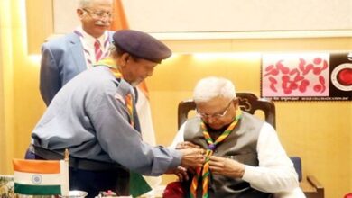 राज्यपाल पटेल को स्काउट्स स्कार्फ पहनाकर किया सम्मानित