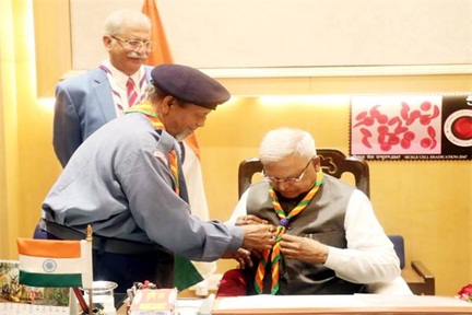 राज्यपाल पटेल को स्काउट्स स्कार्फ पहनाकर किया सम्मानित राज्यपाल पटेल को स्काउट्स स्कार्फ पहनाकर किया सम्मानित