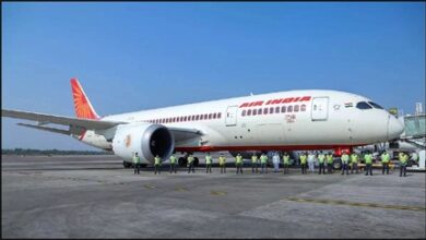 लैंडिंग के बाद विमान का दरवाजा नहीं खुलने से फंसे यात्री