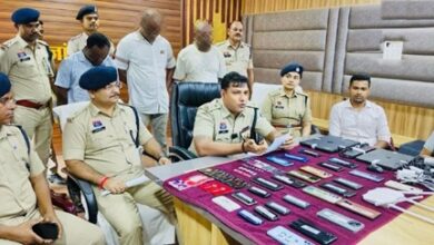 युवतियों को महंगे गिफ्ट का झांसा देकर ठगी करने वाले 3 ठग दिल्ली से गिरफ्तार